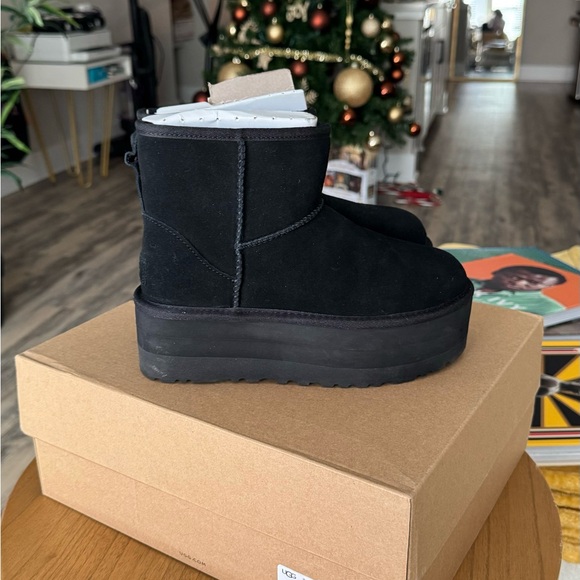 UGG Women’s Classic Mini Platform - Picture 3 of 6